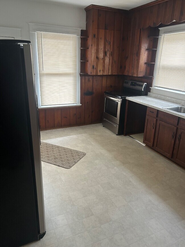 Building Photo - 2205 Mayflower Dr