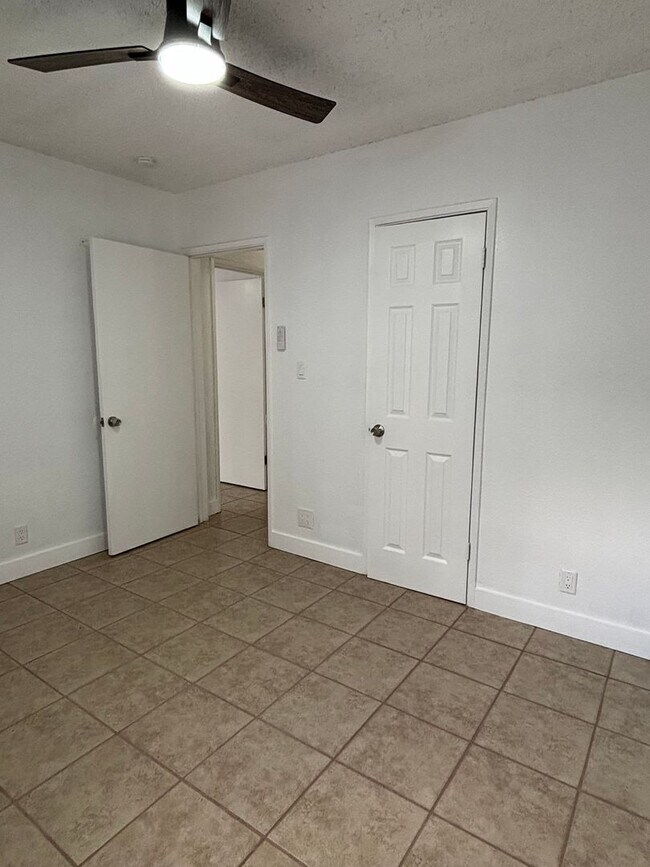 Building Photo - Charming 2 Bedroom Long Beach Apartment - Close to PCH!