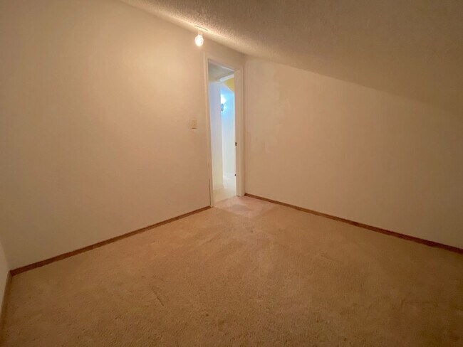 Building Photo - East El Paso 4 bed Refrig A/C!