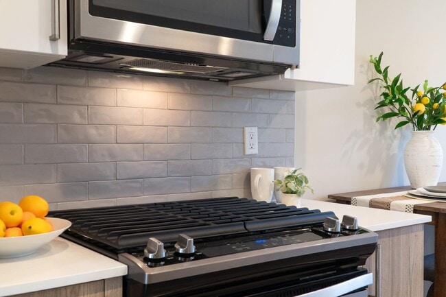 Building Photo - Modern 2bd/2ba Townhome with Rooftop & Par...