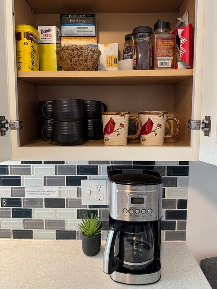 coffee machine & mugs - 4210 Calvin St