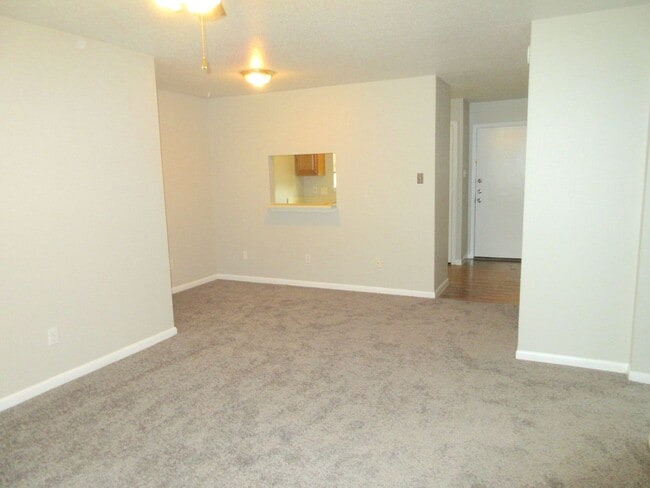 Building Photo - Spring Branch Condo