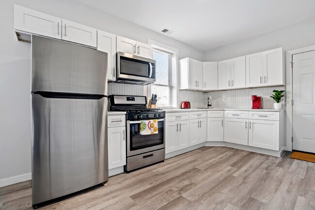 Building Photo - Urban Living: Spacious 2-Bedroom Haven in the Heart of Chicago!