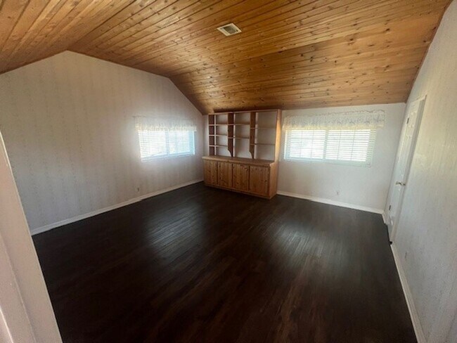 Building Photo - Charming Frazier Park Home Filled With Natural Light