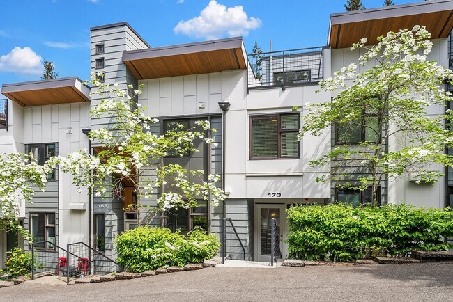 Building Photo - Fantastic Bellevue Townhouse with View...