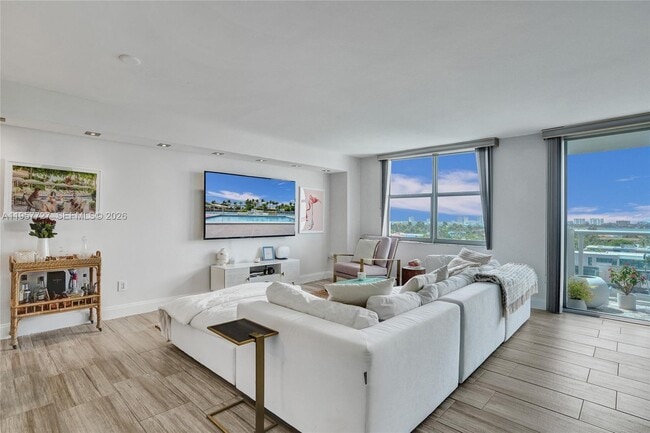 Building Photo - 10000 W Bay Harbor Dr