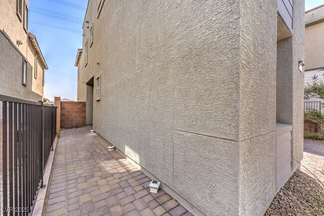 Building Photo - 10783 Searchers Ave