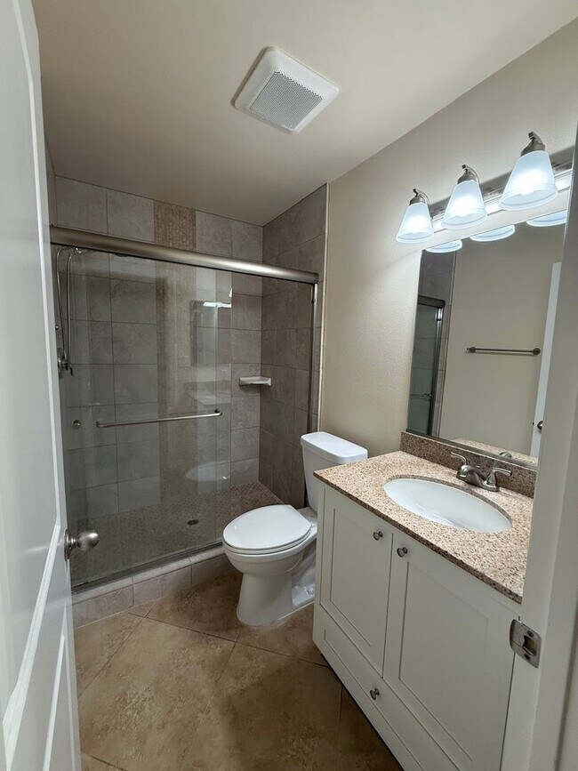 Building Photo - 3 Bedroom Condo for Lease with a 1 Car Garage