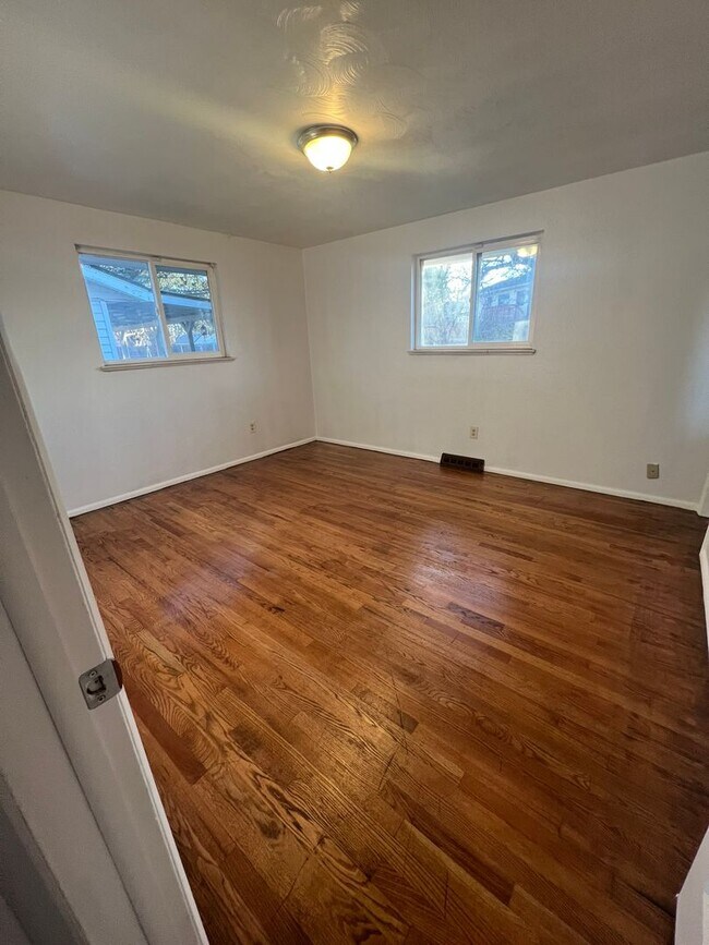 Building Photo - 5 Bedroom Home Near Mitchell High School