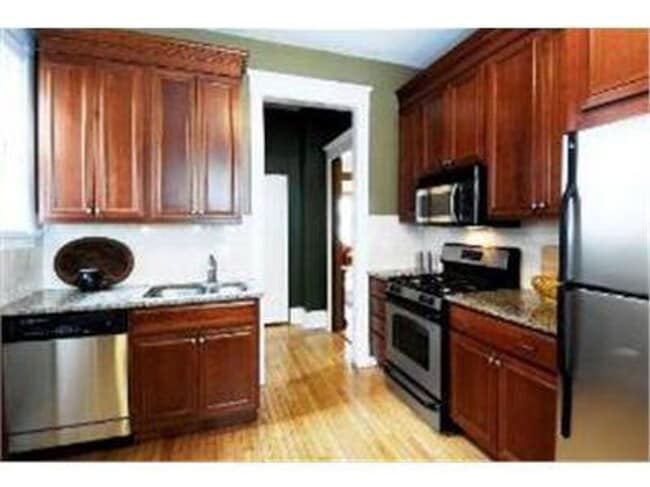 Building Photo - Available Aug 1st! Spacious top-floor 2bed...