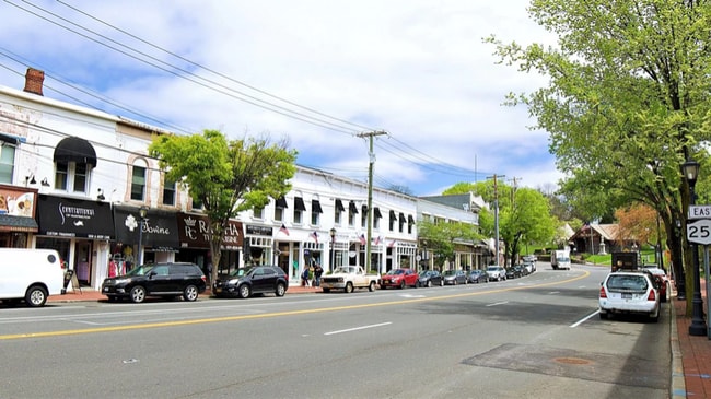 Building Photo - 84 Woodbury Rd