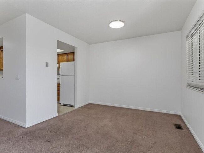 Building Photo - SANDY  2 BED 2 BATH CONDO, small pet OK