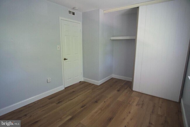 Building Photo - 206 Hickory Ct