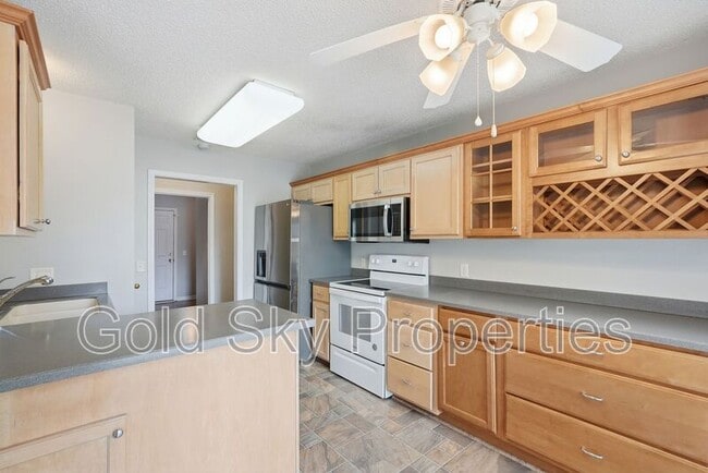 Building Photo - 124 Hall St