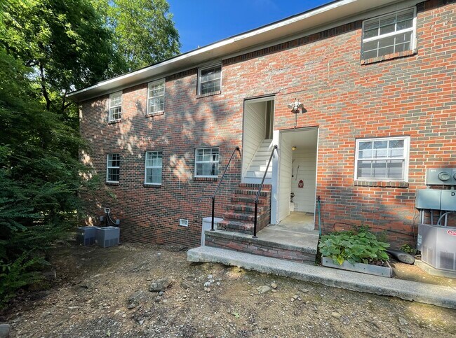 1900 Backdoor entry/exit - 1900 Courtney Dr