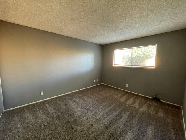 Building Photo - Move-In Ready 2-Bedroom Duplex with Modern...