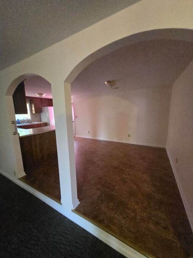 Building Photo - **Charming 3-Bed, 2-Bath Duplex Apartment ...
