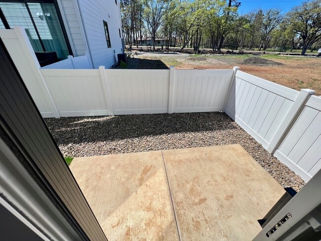 Building Photo - 210 Bogey Ln