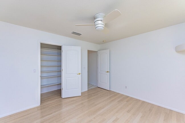 Building Photo - Long Term 4 Bedroom Rental with a Beautifu...