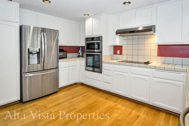 Building Photo - Beautiful Dual Master bedroom Townhome in ...