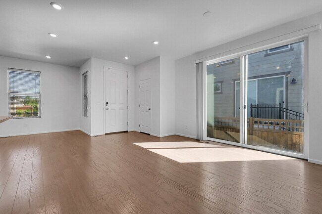 Building Photo - $2,595.00, 3 bed, 2.5 bath Townhouse in Au...