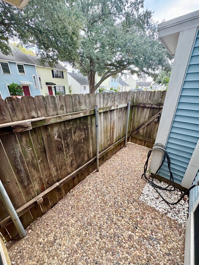 Building Photo - Cobblestone Condo Rental Available