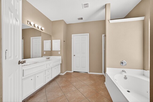 Building Photo - 17611 Haywood Oaks Dr