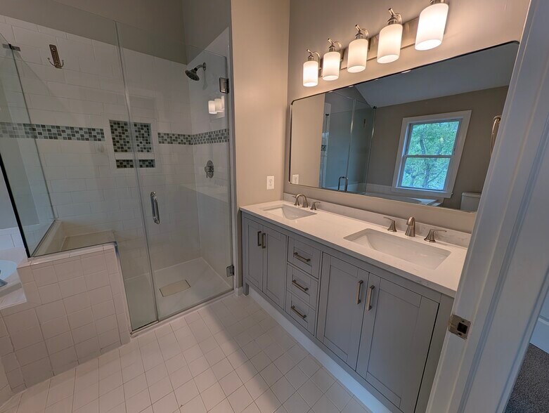 Master bath - 14141 Betsy Ross Ln