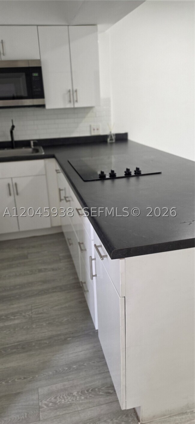 Building Photo - 20201 NE 29th Ct
