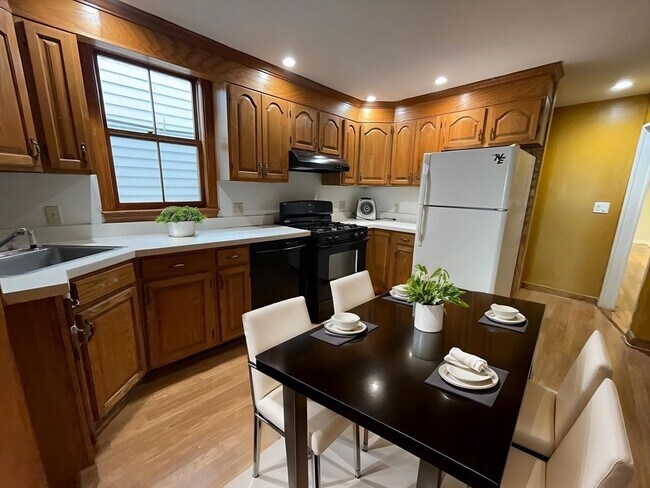 Building Photo - 338 K St