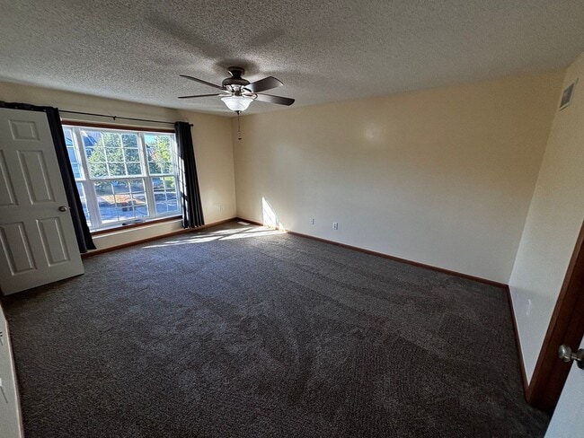 Building Photo - Gorgeous Woodbury Townhome Near Eagle Valley