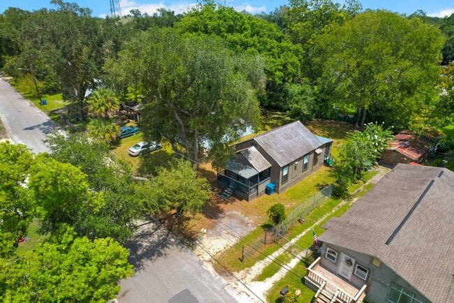 Building Photo - Spacious 3bdrm/1bath Home with large yard ...