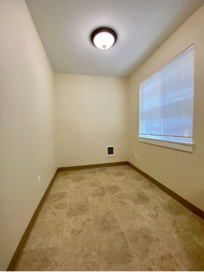Building Photo - **50% OFF THE FIRST MONTH'S RENT** Montavilla 2 Bedroom Main Floor Apartment w/ A/C and Off Stree...