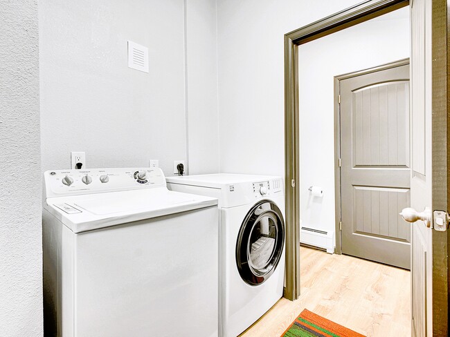 Building Photo - 785 Warren Gulch Rd