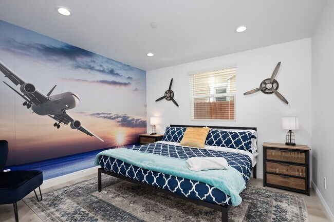 Building Photo - 4-Unit Townhome Community | Luxury Living Near DTLA