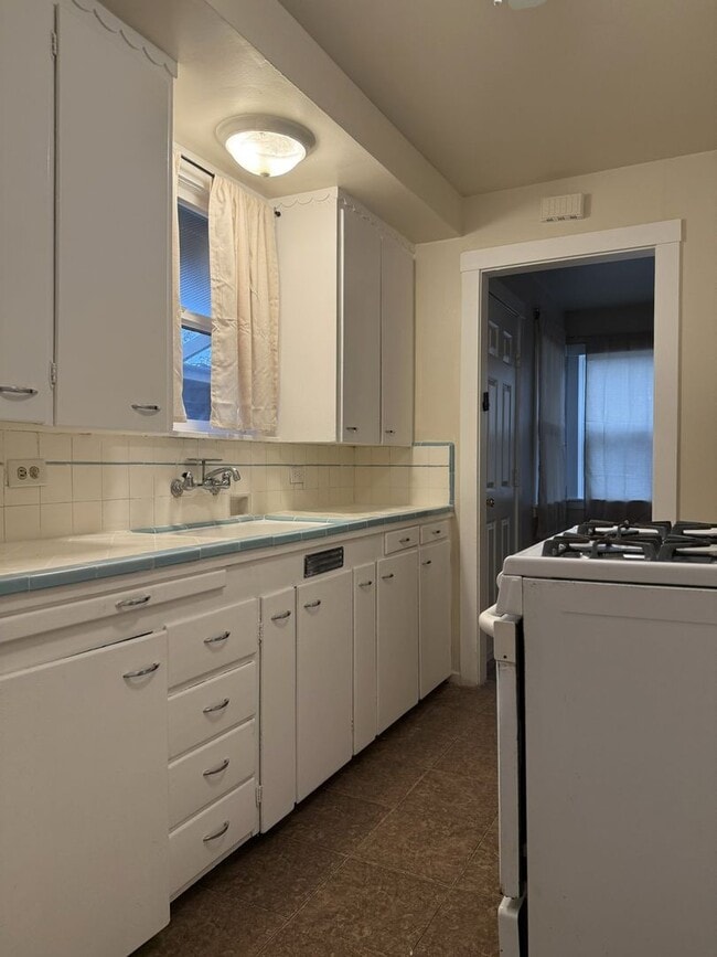 Building Photo - Sweet 2/1 Available NOW!!!