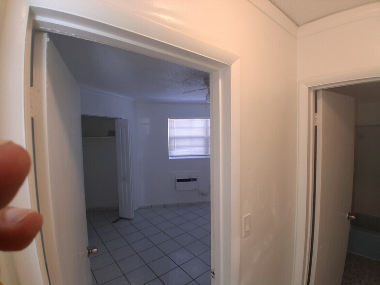 Building Photo - 1605 NE Miami Gardens Dr