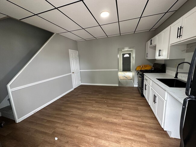 Building Photo - Two bedroom, one bath, fully remodeled tow...