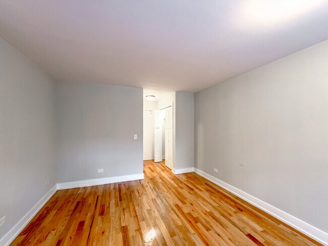 Building Photo - 510 W Briar Pl