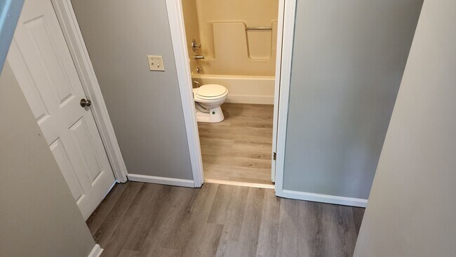 Building Photo - Nice Split Level Home- Ready for you to Call Home Today!