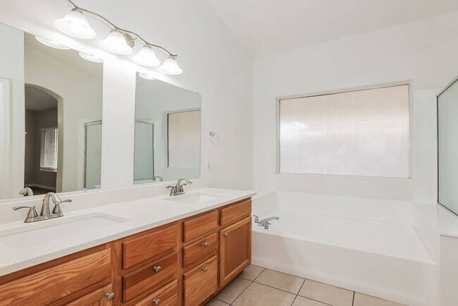 Building Photo - 1563 E Scott Ave