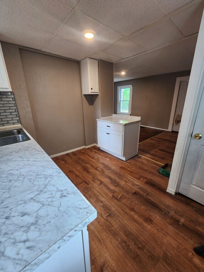 Building Photo - Three Bedroom Single Family Home!