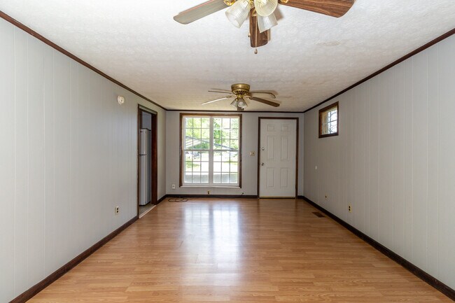 Building Photo - 513 Benton Cir