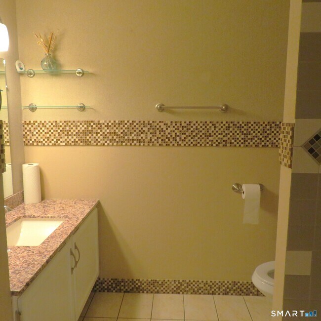 Building Photo - 410 Farmington Ave