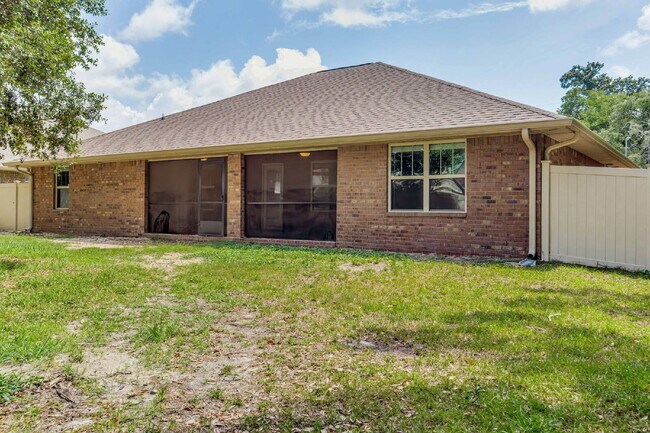 Building Photo - Spacious 4-Bedroom / 3 Bathroom + Office c...