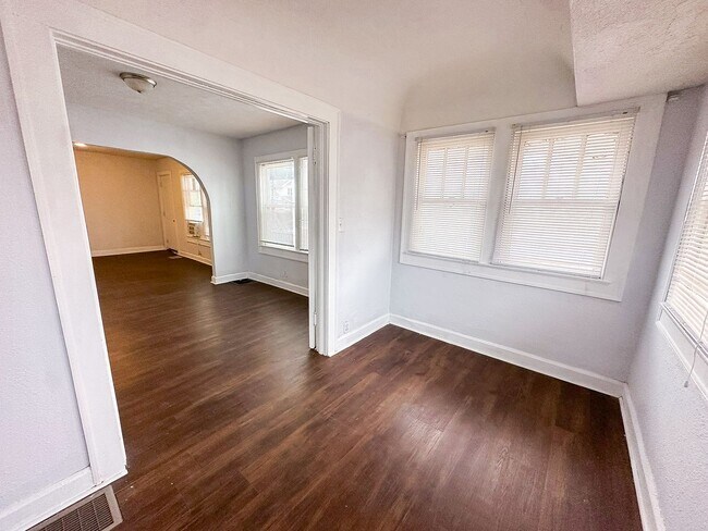 Building Photo - 136 W 37th St