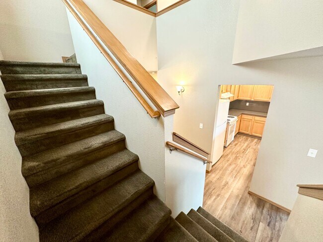 Building Photo - Updated Townhouse in Ellenbsurg