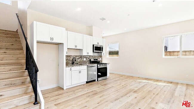 Building Photo - 16698 Moorpark St