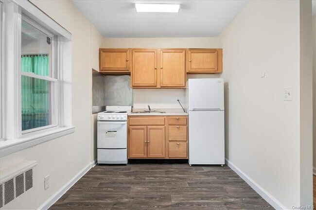 Building Photo - 437 Pelham Rd