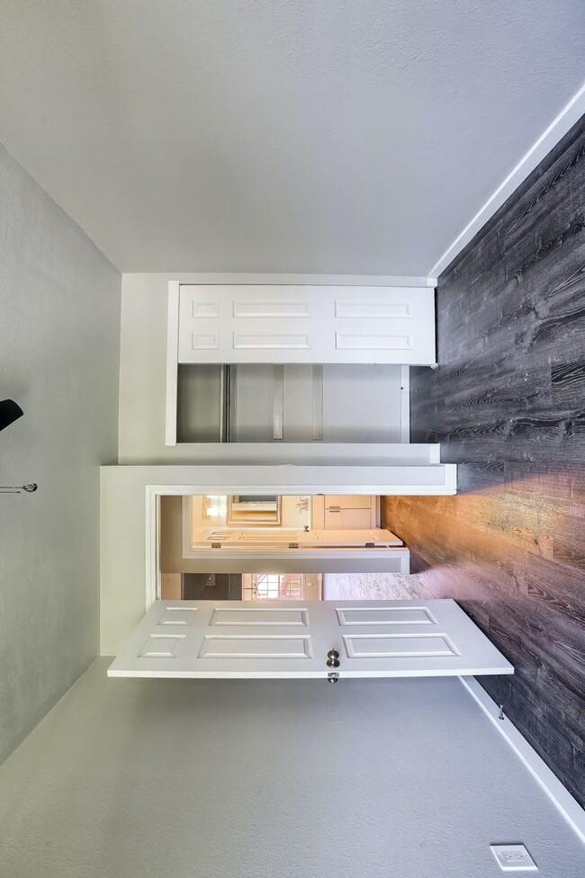 Building Photo - Comfortable Single-Family Townhouse in Quiet Community